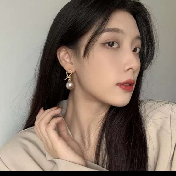 Clip on Earrings Bow And Large Gray Pearl - Picture 2 of 3